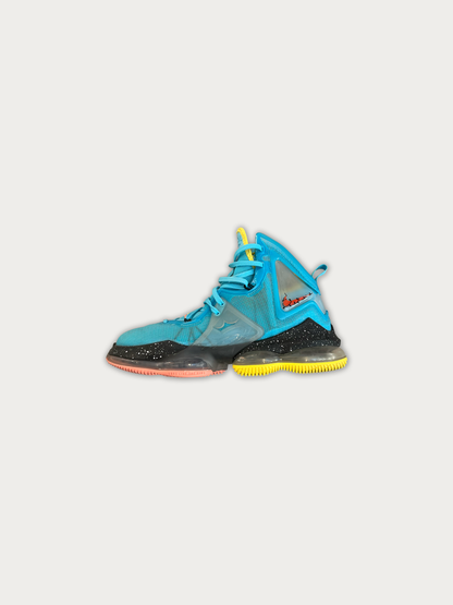 Nike LeBron 19 "Christmas"